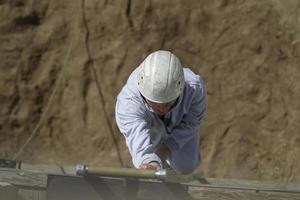 un masculino Salvavidas sube arriba el escaleras. un salvador en un protector casco es capacitación. foto