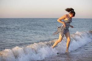 contento mujer . vacaciones a el playa. foto