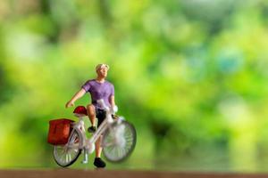 miniatura personas en pie con bicicleta, mundo bicicleta día concepto foto