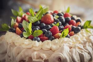 pastel de merengue con frutas photo
