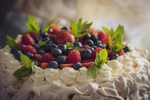 pastel de merengue con frutas photo