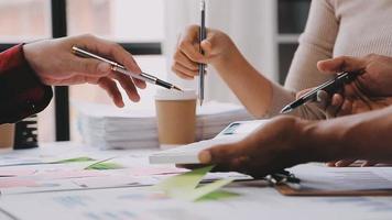 lluvia de ideas colaboración y exitoso camaradería análisis por joven negocio asiático personas trabajando en un oficina espacio de trabajo video