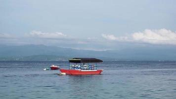 toerist boot reis Bij de zee. toerist boot reis voor avontuurlijk reizigers. toerist boot Bij tanjung karang strand, donggala, midden- sulawesi Indonesië. video