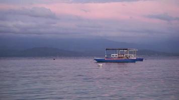 turista barco viaje a el mar. turista barco viaje para aventurero viajeros. turista barco a tanjung Karang playa, donggala, medio sulawesi Indonesia. video
