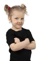 pequeño alegre niña en un blanco antecedentes. niño de cuatro años niño en un apretado camiseta. pequeño rubia con un sonrisa. foto