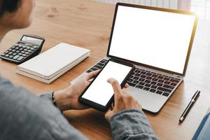 Bosquejo imagen de cerca arriba negocio mujer trabajando con teléfono inteligente ordenador portátil y documentos en oficina, Bosquejo concepto foto