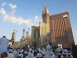 la meca, saudi arabia, abril 2023 - peregrinos desde diferente países alrededor el mundo son ocupado rotura su rápido en el patio fuera de masjid al-haram. foto