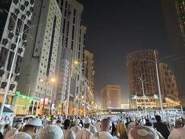 la meca, saudi arabia, abril 2023 - un hermosa ver de peregrinos, alto edificios y luces a noche en el exterior la carretera en masjid al haram, la meca. foto