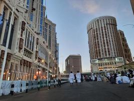 la meca, saudi arabia, abril 2023 - un hermosa ver de peregrinos, alto edificios y luces a noche en el exterior la carretera en masjid al haram, la meca. foto