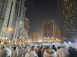 la meca, saudi arabia, abril 2023 - un hermosa ver de peregrinos, alto edificios y luces a noche en el exterior la carretera en masjid al haram, la meca. foto