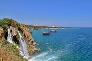 paisaje con cascadas en el turco ciudad de antalya foto