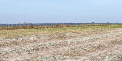 antecedentes de fotovoltaica célula granja o solar paneles campo eco simpático y limpiar energía foto