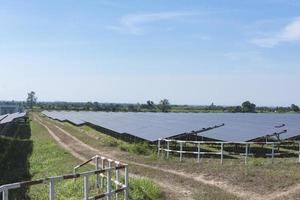 antecedentes de fotovoltaica célula granja o solar paneles campo eco simpático y limpiar energía foto