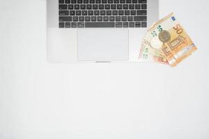 euro y bitcoin billetes de banco, criptomoneda y blockchain concepto en blanco antecedentes plano laico foto