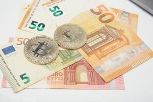 euro y bitcoin billetes de banco, criptomoneda y blockchain concepto en blanco antecedentes plano laico foto