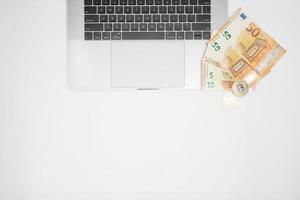 euro y bitcoin billetes de banco, criptomoneda y blockchain concepto en blanco antecedentes plano laico foto