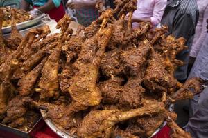 asado pierna piezas de Carne de cordero a un calle comida mercado en dhaka, Bangladesh foto