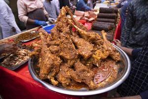 asado pierna piezas de Carne de cordero a un calle comida mercado en dhaka, Bangladesh foto