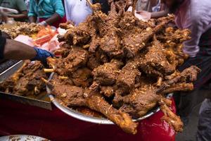 asado pierna piezas de Carne de cordero a un calle comida mercado en dhaka, Bangladesh foto