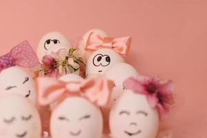 huevos con cara y flores en el rosado arco, para Pascua de Resurrección antecedentes foto