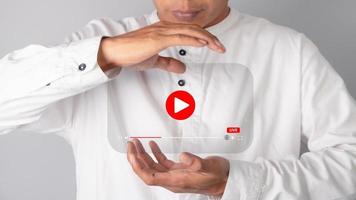 masculino mano haciendo marco ver con vídeo jugador icono. en línea En Vivo transmisión vídeo concepto foto