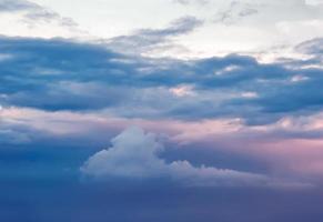 fondo blanco claro degradado de nubes de cielo azul de verano. belleza claro nublado in sol tranquilo brillante invierno aire bacground. sombrío paisaje cian vívido en el medio ambiente día horizonte vista del horizonte viento de primavera foto