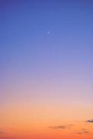 real increíble panorámico amanecer o puesta de sol cielo con amable vistoso nubes largo panorama, cosecha eso foto