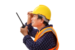 ingénieur homme en dessous de inspection et vérification projet à le bâtiment placer, contremaître ouvrier dans casque à le Infrastructure construction site png