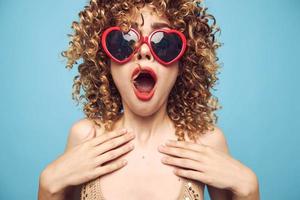 bonito mujer sorprendido facial expresión rojo labios encanto corazón lentes foto