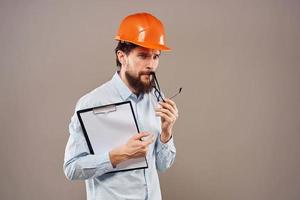 alegre masculino ingeniero naranja difícil sombrero profesional construcción trabajo foto