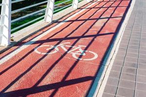 dedicado carril para ciclistas en el ciudad en el noche en un soleado día foto