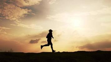 ejercicio concepto para bueno salud. un hombre corriendo un sendero felizmente video
