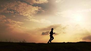 ejercicio concepto para bueno salud. un hombre corriendo un sendero felizmente video