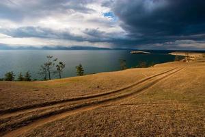 estepa la carretera en el apuntalar de lago Baikal. foto