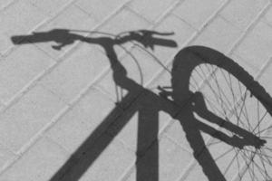 negro y blanco foto de sombra de vástago y frente rueda de bicicleta