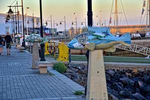 vistoso divertido pescado monumentos en el Puerto de corralejo, España foto