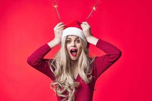 alegre mujer en nuevo año ropa Moda posando fiesta Navidad foto