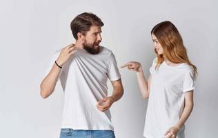 joven Pareja en blanco camisetas comunicación Moda divertido foto