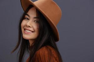 joven mujer marrón sombrero mano gestos marrón suéter Moda emociones estilo de vida foto