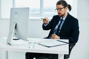 hombre en un traje un oficial es trabajando a el computadora ejecutivo foto