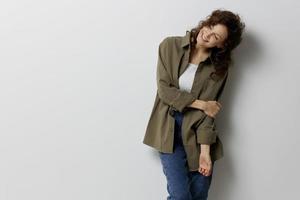 alegre contento sonriente Rizado hermosa mujer en casual caqui verde camisa que cae en amor toques codo posando aislado en terminado blanco antecedentes. personas emociones estilo de vida concepto. Copiar espacio foto