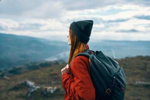 mujer turista shopkins mochila montañas extremo Fresco aire foto