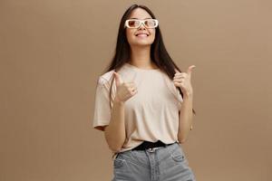 mujer atractivo Mira encanto oscuro lentes en un camiseta aislado antecedentes foto