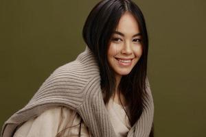 joven mujer atractivo Mira encanto calentar suéter sonrisa estudio modelo foto