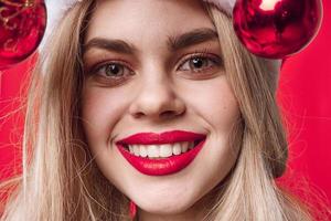 mujer con rojo labios brillante maquillaje cara de cerca rojo antecedentes foto