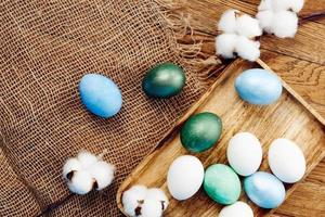 Pascua de Resurrección huevos en de madera tablero verbena flores fiesta foto