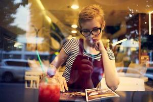 bonito mujer con corto pelo en un restaurante cóctel vacaciones foto