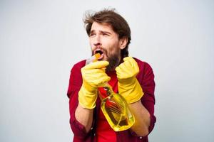 hombre vistiendo caucho guantes detergente deberes estilo de vida foto