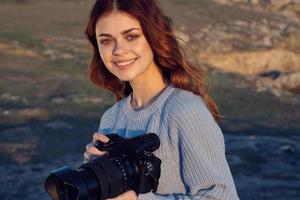 mujer fotógrafo con cámara en naturaleza profesional foto