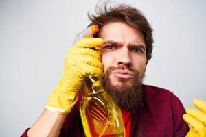 hombre en amarillo guantes detergente limpieza profesional recortado ver de tareas del hogar estilo de vida foto